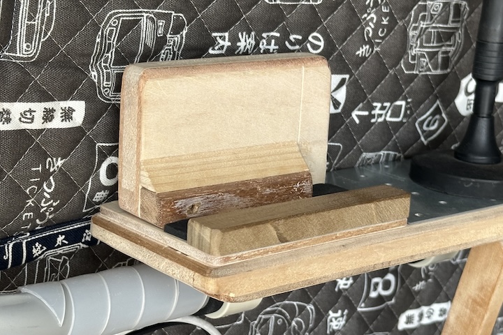 リアウインドウガードのスマホスタンドを改良