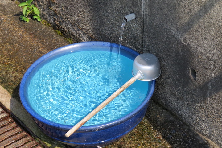 古い街並みの水桶