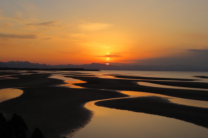 真玉海岸の夕日と干潟