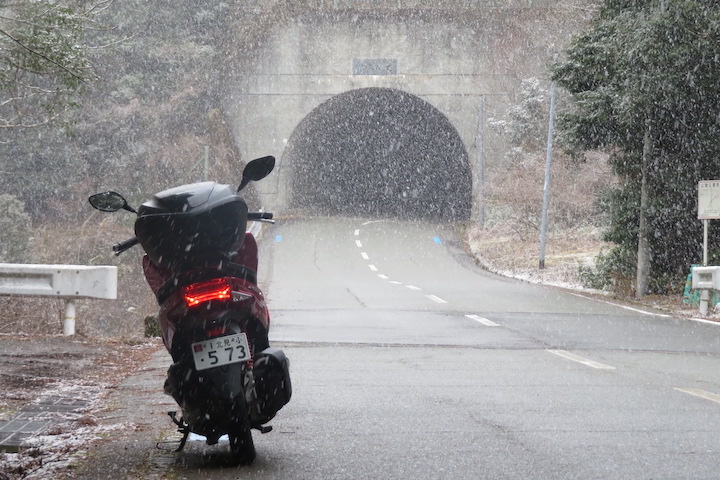 国道425号線の川又隧道と降雪（和歌山県）