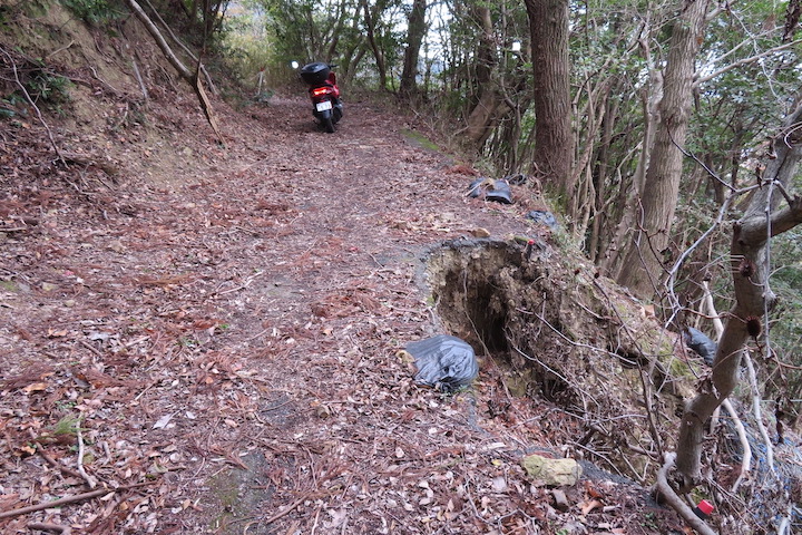 路肩が崩れている道