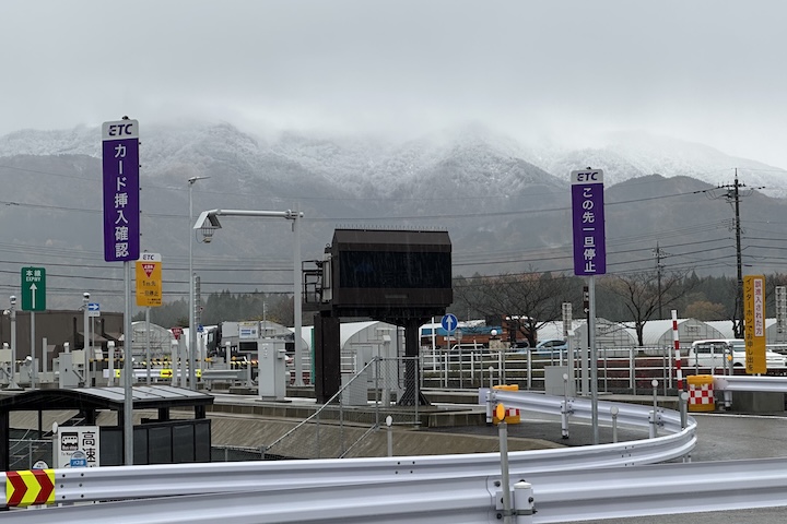 南砺市の山並みは雪
