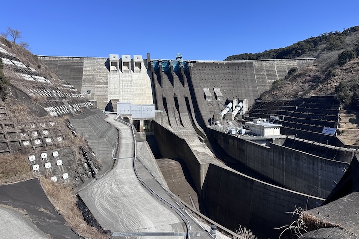 迫力満点の鶴田ダム