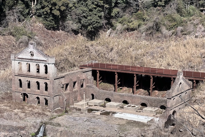 壁崩壊した曽木発電所遺構